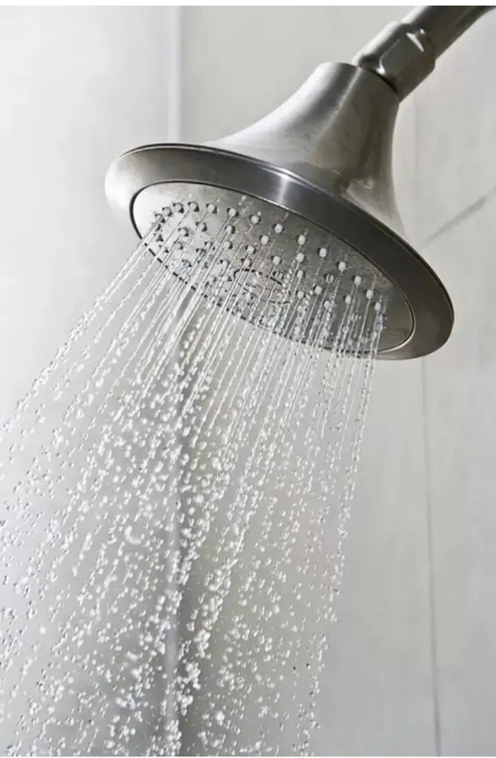 Большинство людей не сможете себе представить, чтобы они первым делом с утра отправились в душ и встали под ледяную воду. Однако холодный душ может стать отличным способом избавиться от сонливости и взбодриться. Почти все люди могут выдержать холодный душ. Конечно, чтобы наверняка обезопасить себя, лучше проконсультироваться со специалистом. После вы сможете смело приступить к регулярным водным процедурам.
