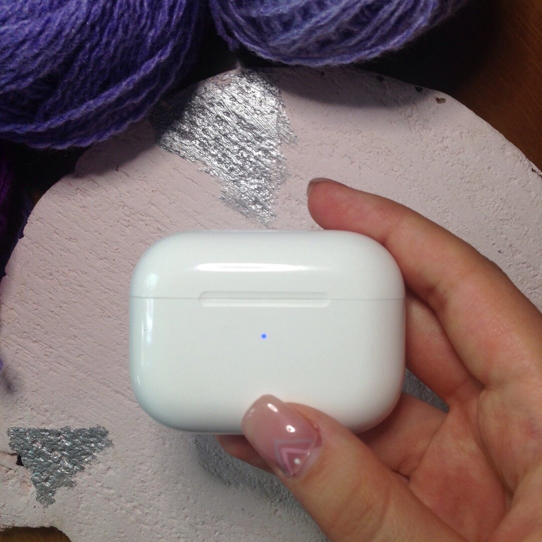 Когда они заряжены, лампочка горит синим цветом