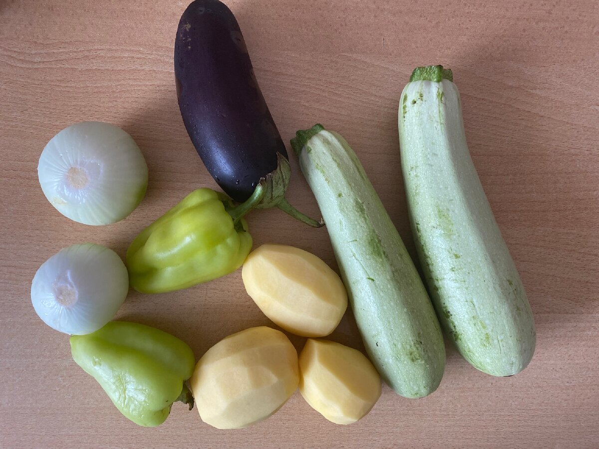 Овощи моем, картошку и лук чистим, у сладкого перца вынимаем сердцевину