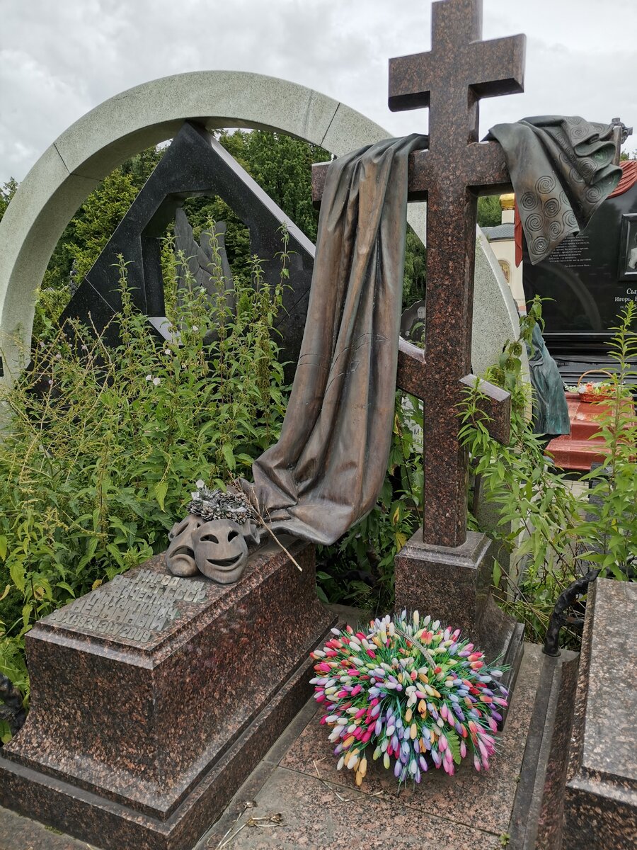 Могила Валентины Толкуновой на Троекуровском кладбище
