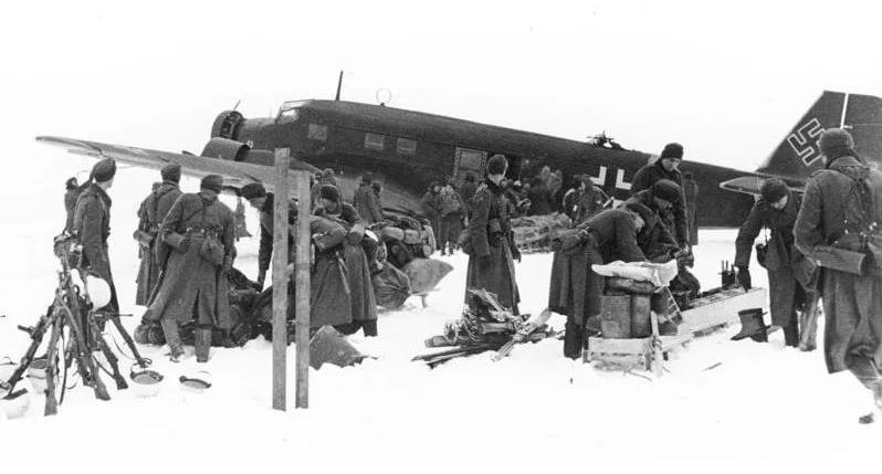 Февраль 1942 окружение немецкой группировки. Котел под Демянском 1942. Демянский котел февраль 1942. Демянская десантная операция. Юнкерс ю-52 Сталинград.