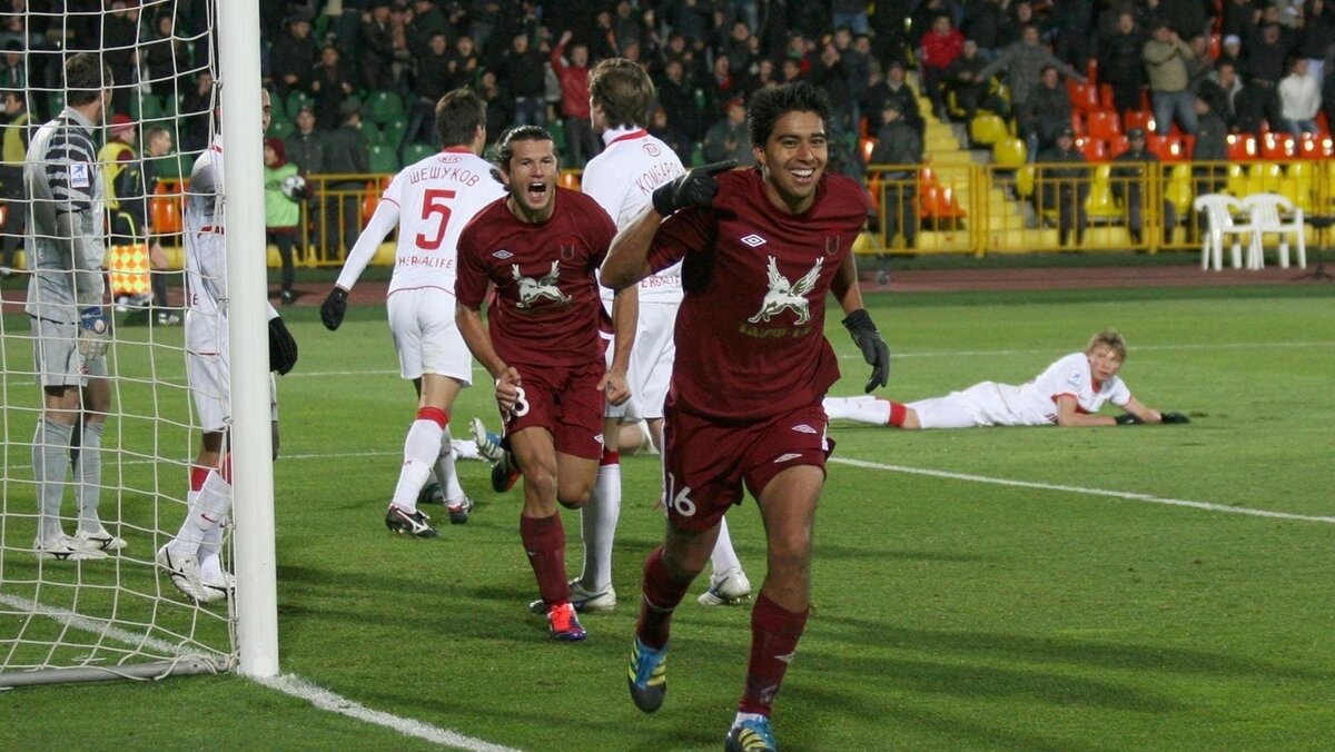 Нобоа отмечает гол в ворота Спартака