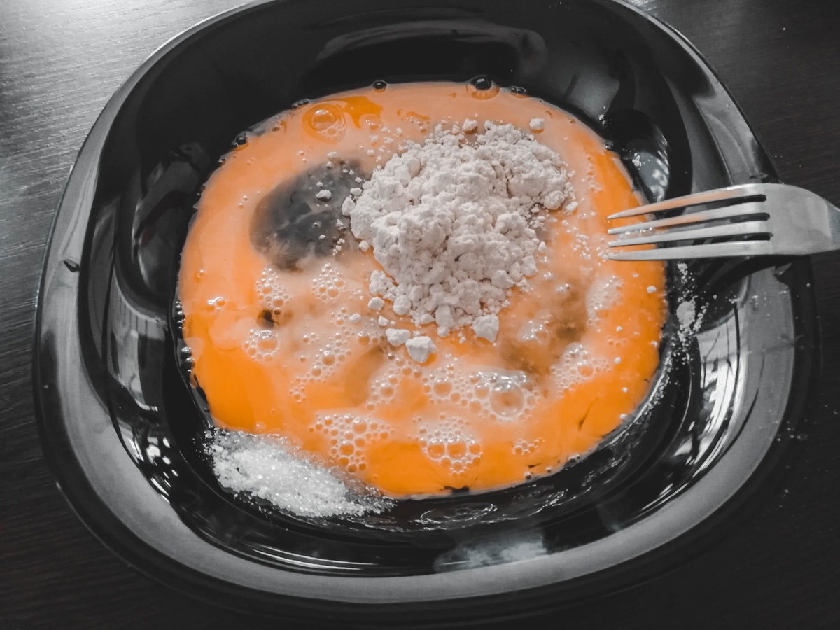 Яйца, мука, соль и сахар