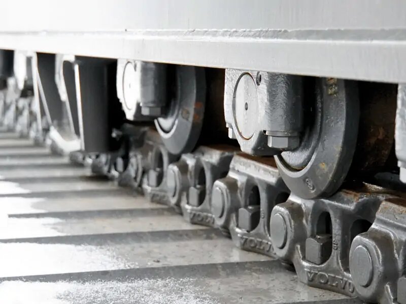 Производители экскаваторов предлагают модели с гусеничными движителями и на колёсах. Но большая доля продаж в России приходится именно на "гусянки".-2