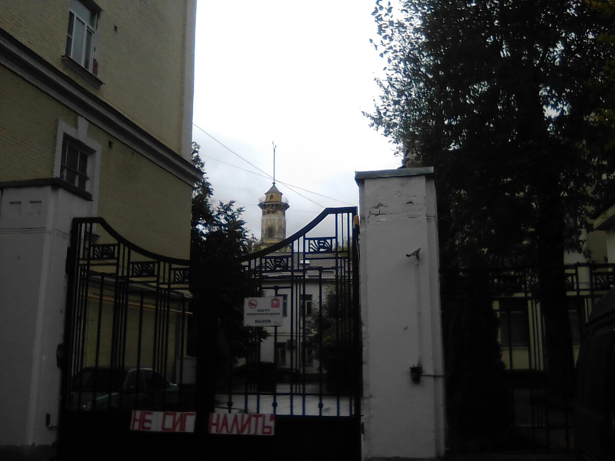 Шпиль музея МВД удивительно похож на маяк. Так и ждешь, что сейчас ветер донесет сладко-соленый морской аромат и плеск волн