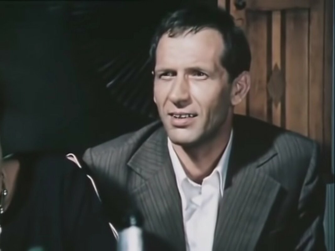 А тот и сам от нее не отрывал глаз. 