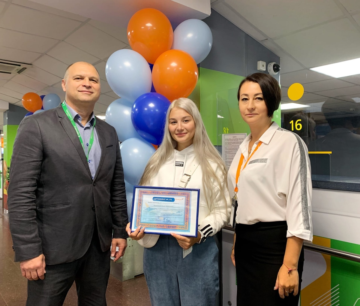 Руководитель пресс-службы аэропорта Краснодар, первый пассажир и представительавиакомпании.