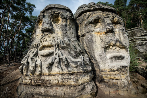 Огромные демонические головы, вырезанные в скале недалеко от деревни Желизы (Želízy). Лица с пустыми глазами, достигающие 30-и метров в высоту, были созданы в середине 1800-х гг. чешским скульптором Вацлавом Левым (Václav Levý). Головы украшены резьбой по мотивам чешских сказок, в скале также вырезаны искусственные пещеры.