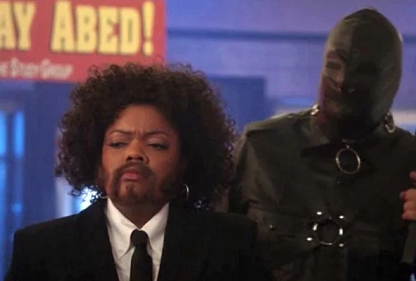 Иветт Николь Браун и Чеви Чейз в сериале «Сообщество»