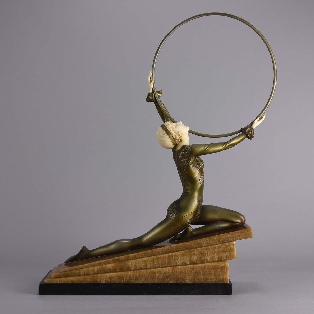 Фердинанд Прайсс "Экстаз с обручем", 1930, высота 47 см, бронза, травление, патинирование, слоновая кость,хрисоэлефантинная техника, постамент - оникс. The Hickmet Fine Arts, Лондон, официальный сайт - www.hickmet.com