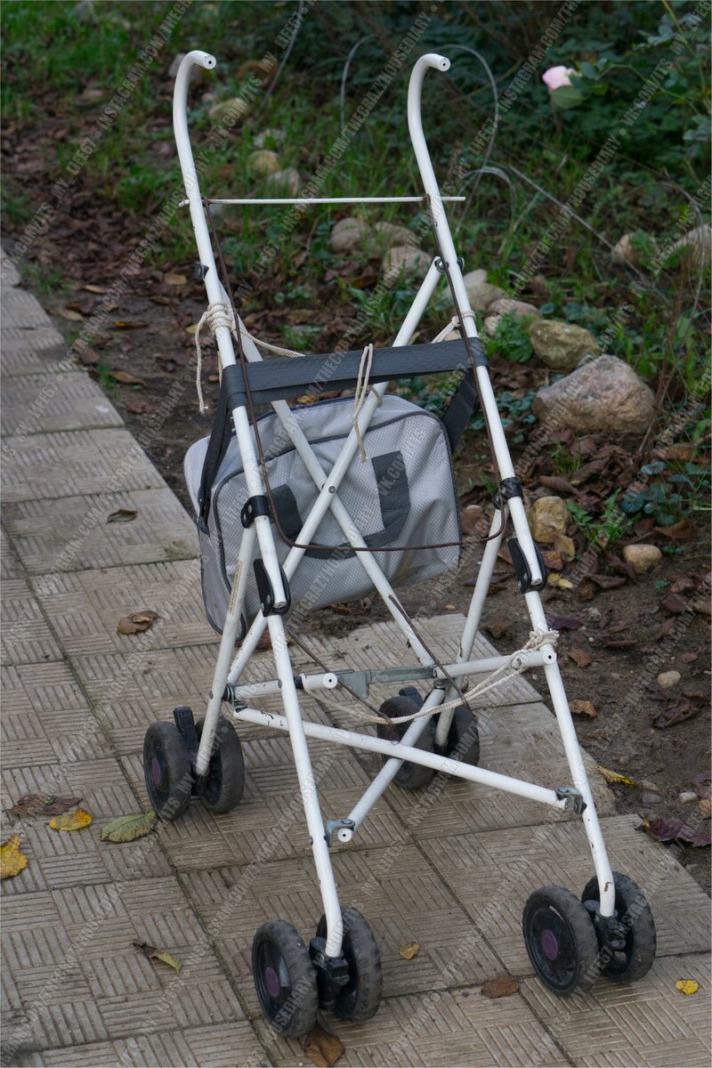 Сзади можно повесить сумочки