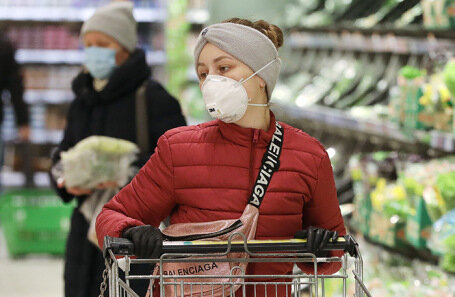 Посетители в средствах защиты.