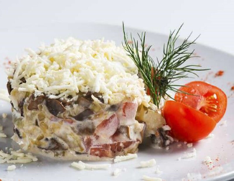 Вкусный салат с грибами, курицей и сыром к празднику за полчаса
