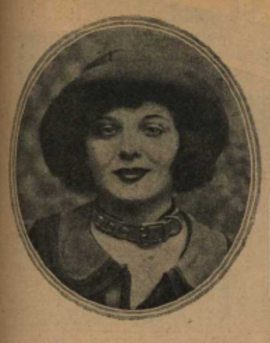 Фото из журнала "Смена". Девушка с собачьим ошейником на шее.