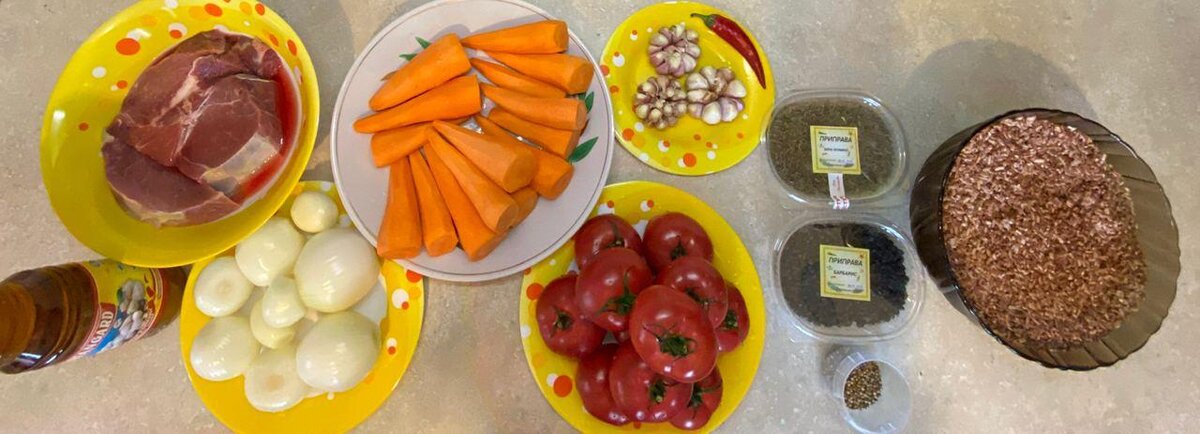 Ингредиенты для плова. Справа налево: масло хлопковое, или растительное, лук, морковь, помидоры, чеснок, специи, бурый рис.