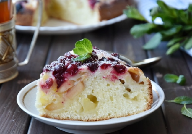 Шарлотка с яблоками и ягодами
