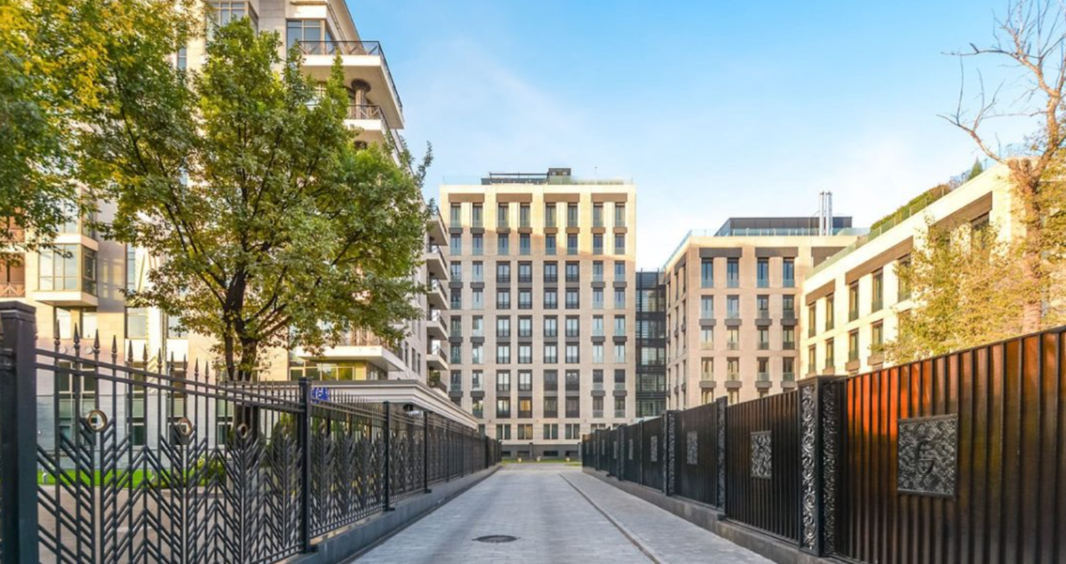 Круглосуточная охрана гарантирует безопасность жителей дома. Служба консьержей всегда готова решить любые текущие вопросы.