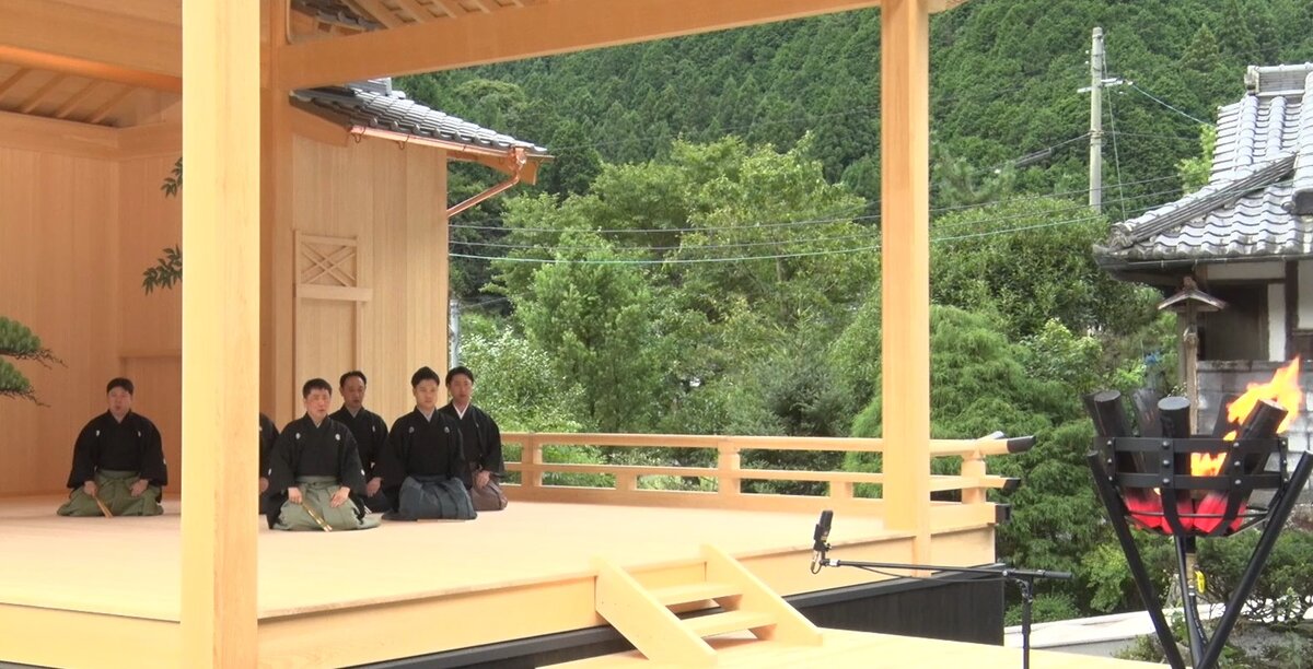 Исполнение «Божественной песни» без танцевального и музыкального сопровождения в NEOLD Private House