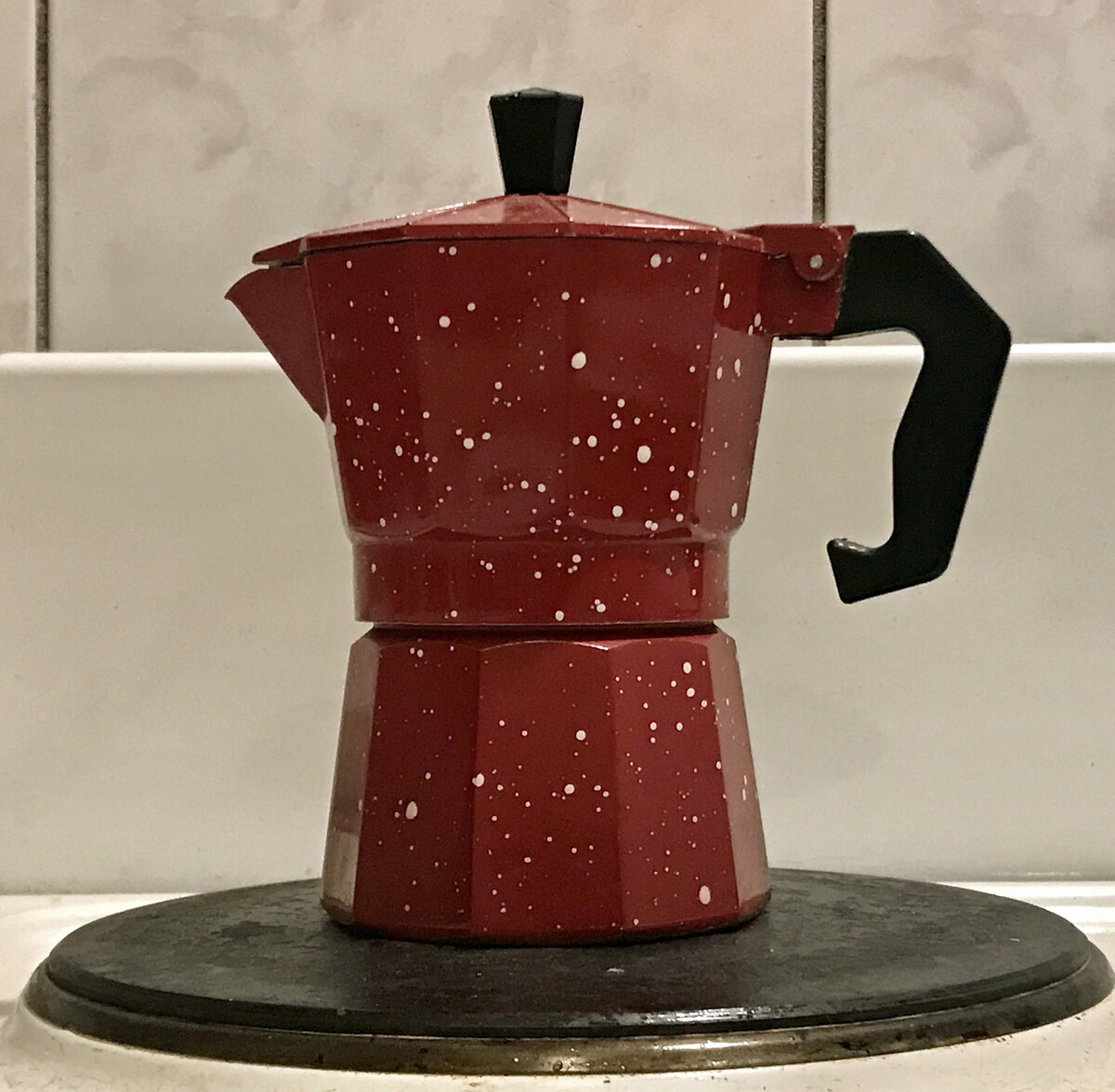 Я варю кофе в гейзерной кофеварке моке, это итальянская традиция