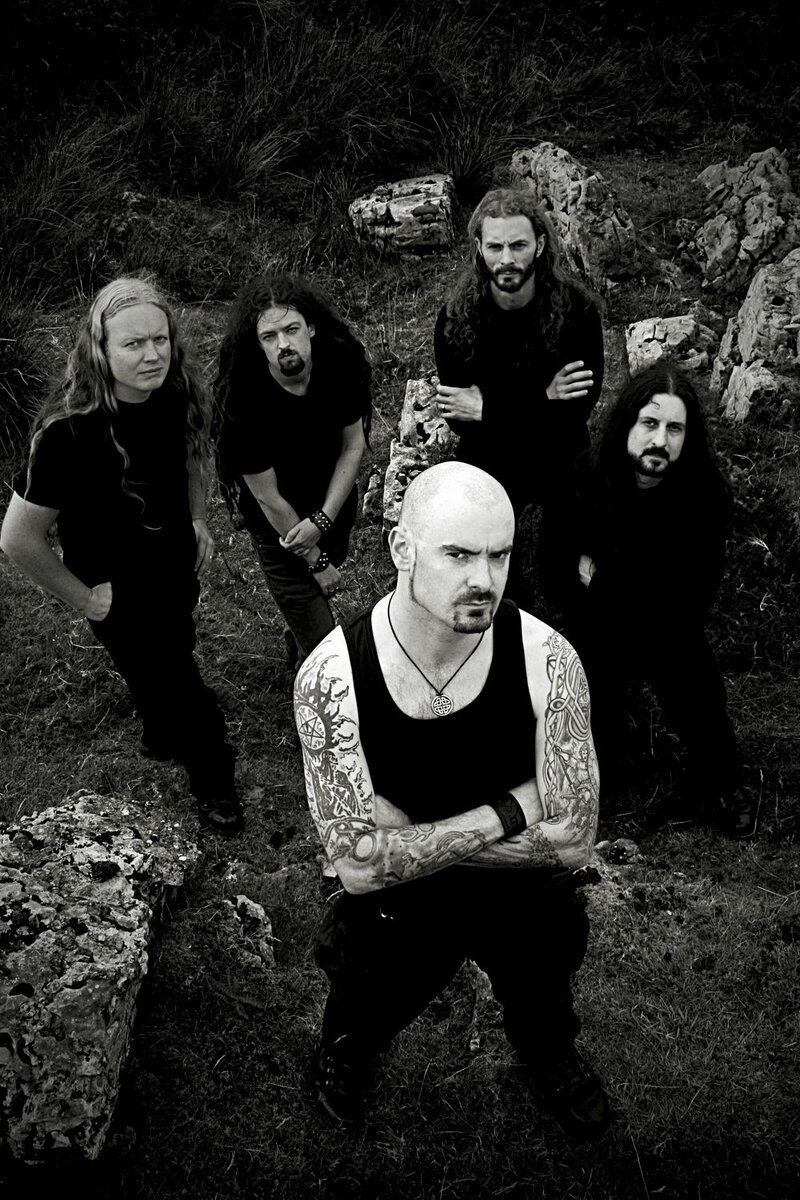 Primordial периода «To the Nameless Dead». На переднем плане - вокалист Алан, слева-направо на заднем плане: гитарист Киэран, ударник Саймон, басист Пол, гитарист Майкл