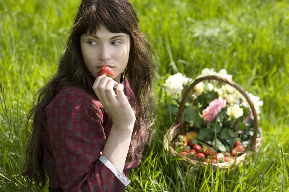 В подзаголовке книги "чистая", но - в глазах общества - падшая