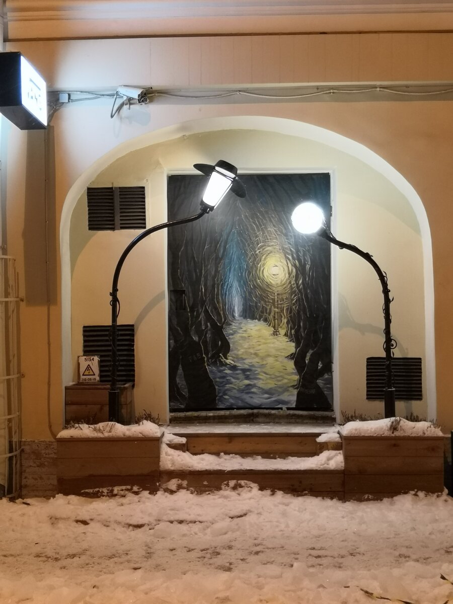 Чем хороша работа курьера для приезжего - это знакомство с городом, во всяком случае с 2-3 районами поблизости. У меня это были: Центральный, Адмиралтейский и по чуть-чуть Васьки, Кировского и Московского.