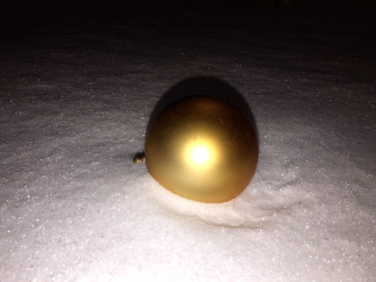 Игрушка в снегу