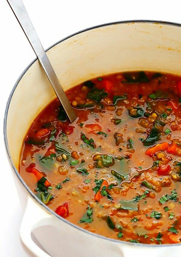 Сегодня готовим суп, который поможет нам похудеть и избавиться от жировых отложений. Суп с капустой, помидорами и сельдереем Состав этого супа позволит удовлетворить ваш аппетит и не даст вам съесть лишнего в «неурочное время». Ингредиенты: Белокочанная капуста, 1/2 кочана Репчатый лук, 6 шт. Помидоры, 6 шт. 3 стебля сельдерея Зеленый перец, 2 шт. Соль и перец по вкусу Вода или овощной бульон Приготовление: Нарезаем капусту, лук — мелкой соломкой, помидоры — кубиками. Сельдерей нарезаем кружочками, перец — тонкими полосочками. Складываем овощи в кастрюлю и наливаем воды или овощного бульона так, чтобы кастрюля была заполнена на 3/4. Солим, перчим по вкусу. Варим полчаса.Хранить суп нужно в холодильнике, разогревая каждую следующую порцию перед едой.