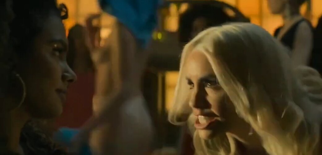 Один Интригующий момент из начальных серий Красного дермантина между девушками в клубе