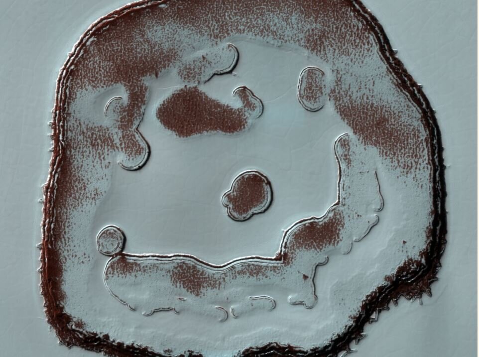 Кратер в виде смайлика на Марсе в декабре 2020 года, видимый камерой HiRISE на орбитальном аппарате Mars Reconnaissance Orbiter. Предоставлено: НАСА / Лаборатория реактивного движения / Университет Аризоны.