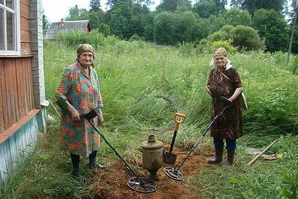Поиск с металлоискателем. Очень уж картинка понравилась:) Коллаж на базе фото с сайта https://krsk.au.ru/, но так оно много где по интернету бродило.