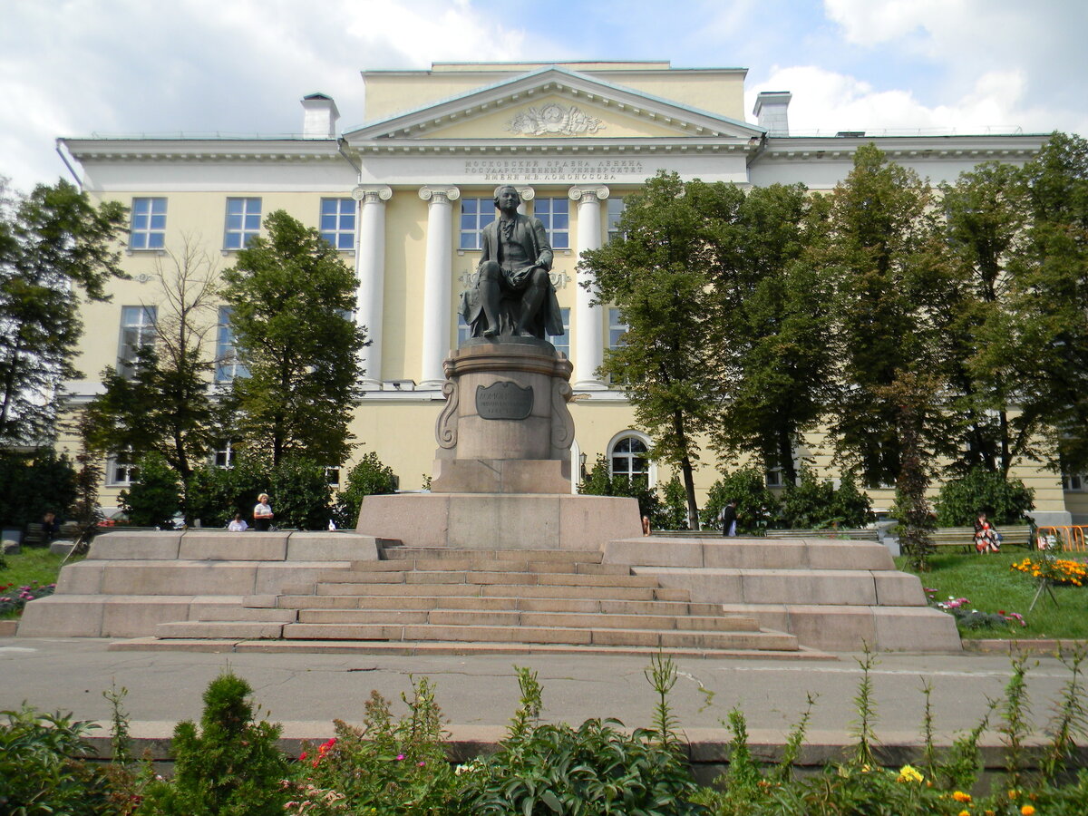 Памятник М. В. Ломоносову у журфака МГУ