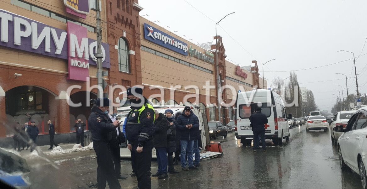 На месте работают медики скорой помощи, сотрудники ДПС.