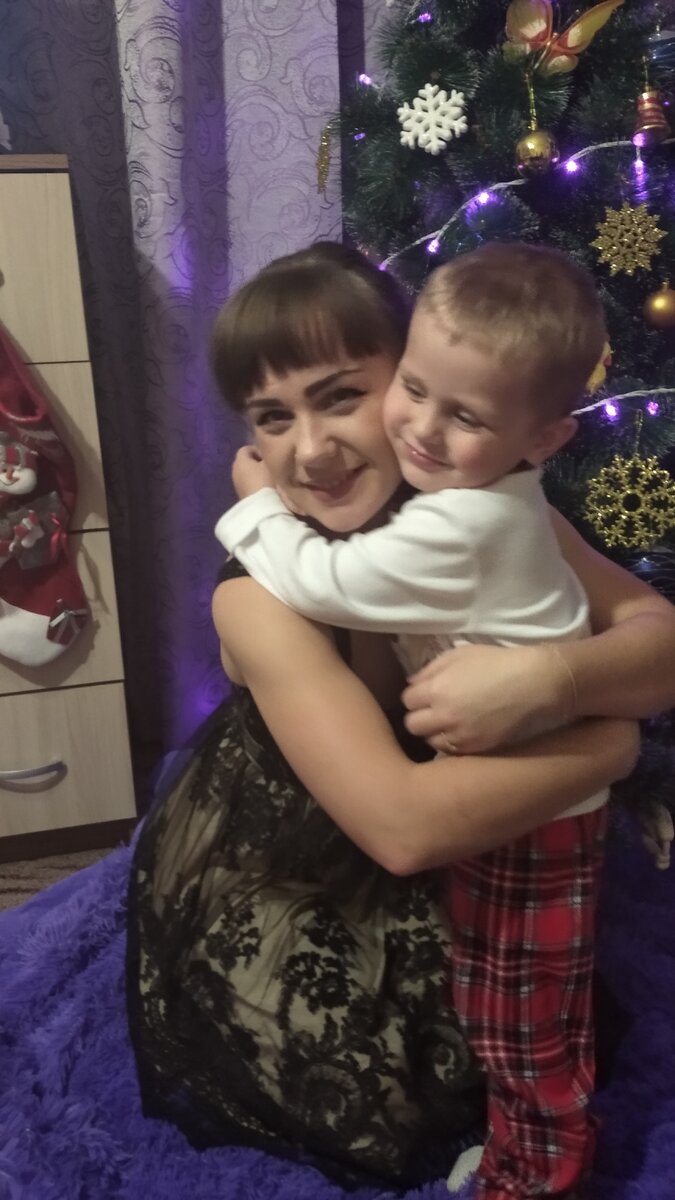 Редактировать галереюОсобенности воспитания и психологии ребенка в 3 и 4 годаСодержаниеКак развивается трехлетний ребенок, почему возникает кризисЗначение родительского запретаОсознанный запретНеосознанный запретТемперамент малышаСангвиникМеланхоликФлегматикХолерикТрудности воспитанияКак правильно выйти из кризисаИспользование положительного примера для воспитанияПсихолог поможетПсихология детей в 3 года— сложная тема, описанная многими специалистами. Однако несмотря на это, многие родители не знают, как бороться с кризисами, которые испытывает ребенок. Из нашей статьи вы узнаете, как помочь крохе пережить сложный период.Как развивается трехлетний ребенок, почему возникает кризисВ 3 года головной мозг малыша уже хорошо развит, поэтому он может одновременно делать несколько действий, контролировать тело. Эта возможность считается наибольшим достижением ребенка в таком возрасте. Навыки, которыми он сейчас овладеет, останутся навсегда. Происходит развитие крупной, мелкой моторики. Кроху нужно задействовать в домашних делах, отдать в кружок, детский сад.Происходит активное развитие организма, психики. У карапуза формируется речь, игровые навыки, общение с окружающими, собственное «Я». Кризис возникает из-за скачка в развитии, становления собственной личности.Малыша больше не устраивает прежнее поведение родителей, он хочет, чтобы с его личностью считались. Близким важно мудрыми и терпеливыми, поскольку от этого зависит характер их ребенка.Развитие собственного «Я» может длиться от нескольких месяцев до 2 лет. Главный признак скорого кризиса — узнавание своего отражения: если раньше малыш называл себя «Это Кирилл», то теперь скажет — «Это Я».Перечень главных признаков кризиса представлен:негативом;упрямством, строптивостью;своеволием;деспотичным поведением;обесцениваем взрослых;истерическими припадками.Значение родительского запретаЗапрет —граница для ребенка, поставленная родителями для его блага. Запретнаделен важной воспитательной функцией— он формирует в детском сознании восприятие действительности. Карапуз учится понимать, когда нужно прекратить капризничать, как себя вести с другими людьми.Конечно, дети не в восторге от родительских запретов, могут злиться и обижаться, но взрослым нужно понимать, что эти рамки играют важную психологическую роль в правильном воспитании чада. Благодаря им, мальчики и девочки 3-летнего возраста чувствуют родительскую заботу, успокаиваются и начинают привыкать к дисциплине.