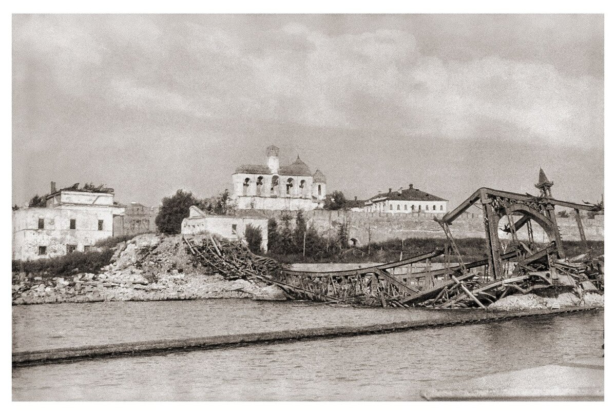 Оккупация великого новгорода. Новгород Великий мост 1944. Великий мост Великий Новгород 1941. Великий Новгород мост 1941. Мост через Волхов Великий Новгород старый.