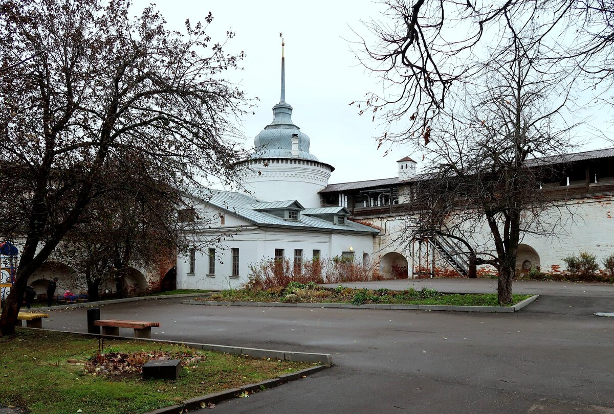 На территории монастыря