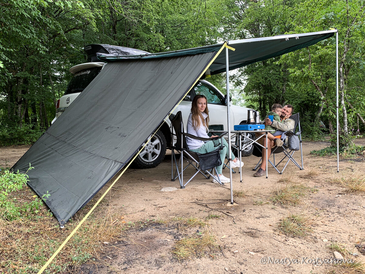 В нашем случае - дом там, где ты его припарковал. На базе машины у нас есть всё необходимое для автономного путешествия: спальник в салоне, походная кухня, тент-маркиза