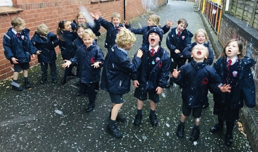 Дети начальной школы радуются снегу. Фотография google.co.uk