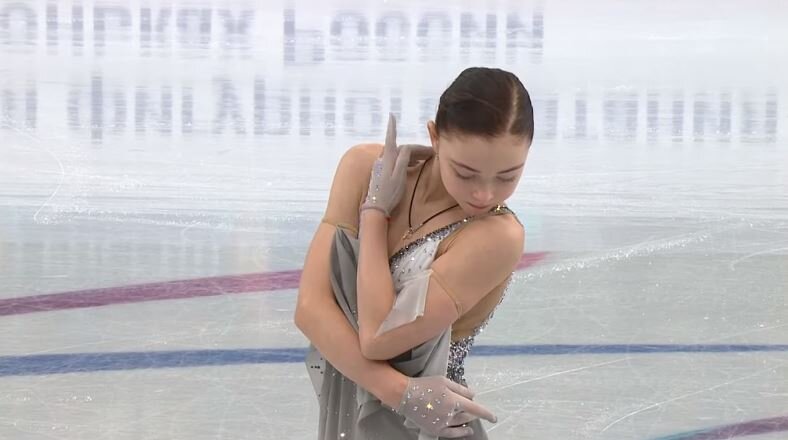 Софья Самоделкина. Произвольная программа на юниорском чемпионате России по фигурному катанию 2021. Источник фото: YouTube канал Первого канала.