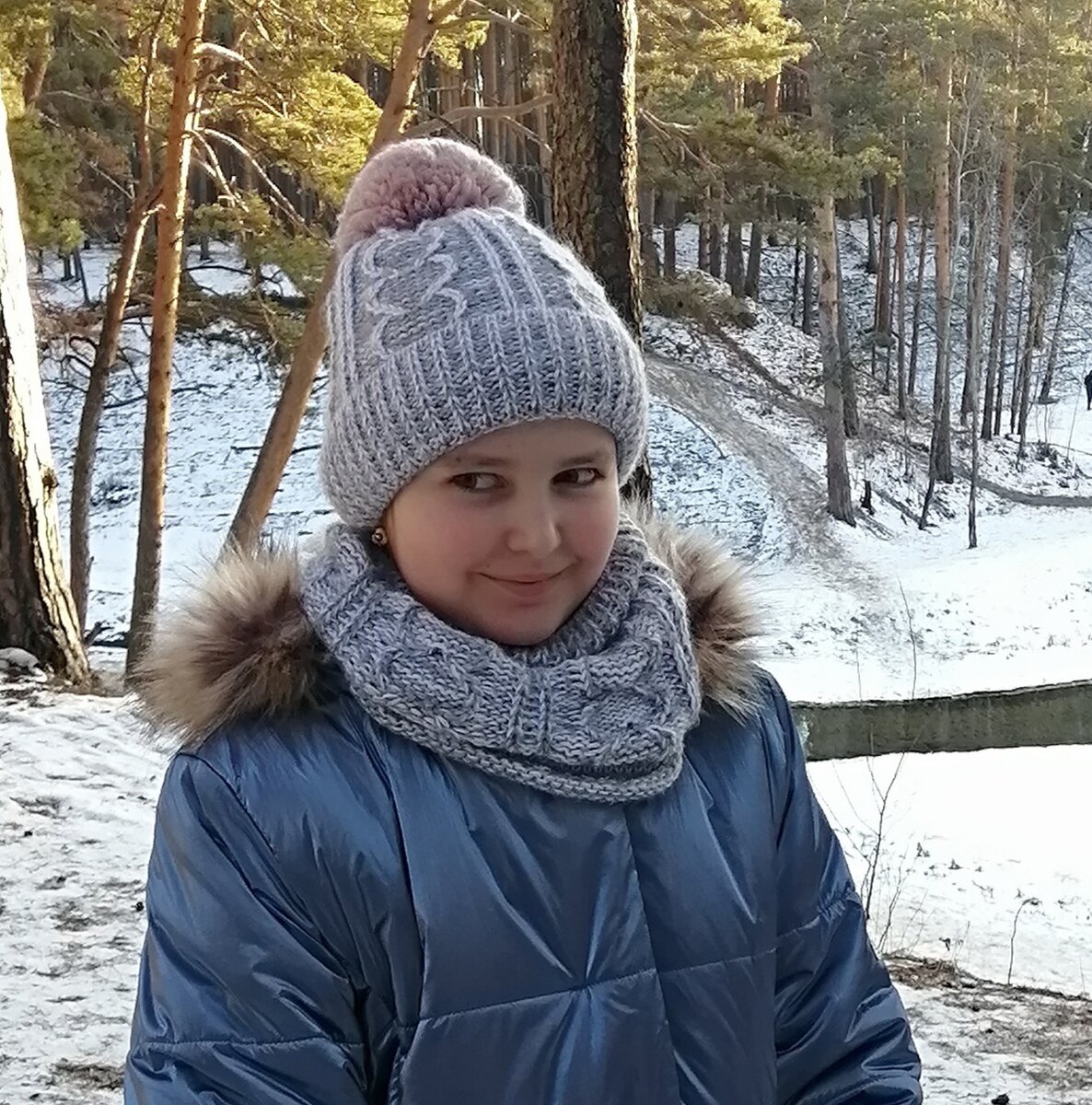Знакомьтесь, Маша. На Маше шапка и снут польского производства. Помпон на шапке светится в темноте.