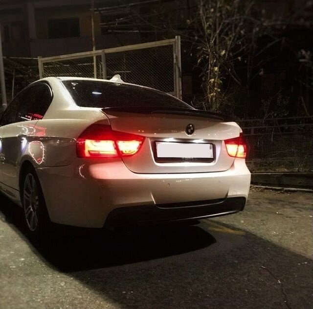 Задняя часть автомобиля.