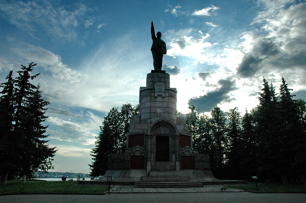 Памятник Ленину в Костроме.