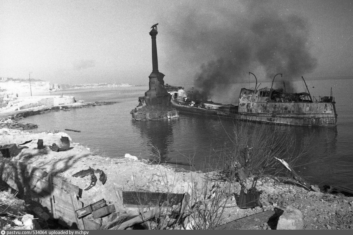Памятник в годы ВОВ и немецкий транспортный корабль