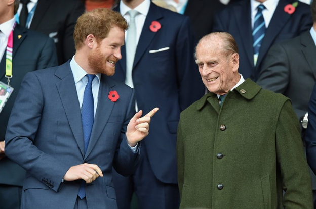 Источник: https://www.cheatsheet.com/wp-content/uploads/2020/10/Prince-Harry-and-Prince-Philip-1024x679.jpg?x17308.