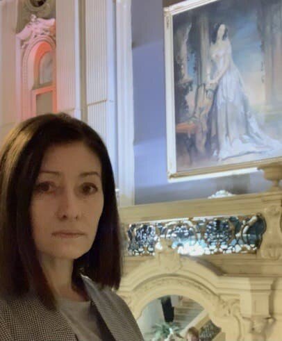 
Есть всем известная книга - Библия. Ей много веков и она переведена на все языки мира. 
Вас не наводит на мысль то, что её не вносят в школьную программу только по одной причине, что она не исследована гуру  историками и научными исследователями? 
Язык там сакральный, понятна она не всем. Многие Умы ломают головы в поисках истины в написании Библии.
 Изучая информацию Александра Король, современного писателя и философа, я хочу с вами поделиться Его видением, трактовкой основных правил, которые и являются азами жизненного поведения человека в мире.  
 Эти правила напрямую связаны с темой об управлении вниманием человека, которую автор исследует более десяти лет. И вот предлагаю вашему вниманию видение автора.
Люди, неосознанные, живущие умом, копируют действия других людей - это плохо. Заповеди дают человеку возможность не рассеивать своё внимание, а повернуть его во благо для себя. 
 Пройдёмся по всем библейским заповедям и ознакомимся с сакральным смыслом, который расшифровал автор, Александр Король.

1. ДА НЕ БУДЕТ У ТЕБЯ ДРУГИХ БОГОВ ПРЕД ЛИЦОМ МОИМ.

 Что имеется ввиду? Как пример - информация автора о саморазвитии. И, когда человек выбрал этот путь развития, то не нужно параллельно слушать других учителей. Истина есть одна. Другие учителя, это уже другие частоты, другой уровень. 
Другими словами, когда человек обретает Веру, верит в Бога, то он верит, что он не один в своих решениях. И осознание это и есть самая сильная Вера. Нет для него других авторитетов и судей. Это даёт силы двигаться и созидать. Человеку нужна Вера, чтобы концентрировать своё внимание, которое станет выше его ценностей:
выше любви, семьи, карьеры, выше всего. Когда Вы понимаете, что, идя по лабиринту жизни, Вы не один, в любой момент Вы можете попросить о помощи или задать вопрос, куда дальше двигаться, прислушаться к себе, ты к нему обращаешься и получаешь ответ. Собираешь своё внимание в одну точку. Вы с Ним Единое целое.
 Он там есть наверху. Ты осознаёшь, что за тобой присматривает кто-то, и решает всё сверху, все ситуации твои контролирует. Ты не потеряешься, примешь правильные решения. Когда ты осознаёшь Это, то осознание  даёт тебе безопасность и сумашедшую внутреннюю силу. И когда ты вдруг под влиянием окружения задумал что-то неладное, но ты веришь в Бога, то перед совершением поступка начинаешь о нём вспоминать и осознаёшь хорошо или плохо так поступить, следует ли его совершать или нет. Это связь! Ты не сам по себе идёшь по жизни, тебя словно за руку кто-то ведёт, помогая разбираться в пути. И этот Кто-то должен быть кем-то одним, как родитель, наставник. Вера эта по пути человека помогает и оберегает его. 
Осознав, что соблюдая эти всего лишь десять пунктов в жизни, ты убережёшь себя от всего плохого в жизни. Это как инструкция по технике безопасности на жизненном пути!)

2. НЕ ДЕЛАЙ СЕБЕ КУМИРА И НИКАКОГО ИЗОБРАЖЕНИЯ..

То есть, ты участвуешь в жизни среди разных социальных людей. Есть много известных, успешных людей, которые не должны стать объектом твоего внимания. Твоёе внимание должно быть на Боге, то есть на самом себе. Создать кумира, значит быть на его частоте, а не под Богом, не на частоте Бога. Это плохо. Это Социум. 

3. НЕ ПРОИЗНОСИ ИМЕНИ ГОСПОДА, БОГА ТВОЕГО НАПРАСНО..

Своим осознанным вниманием и сознанием, когда внимание ваше свободно, можно обратиться к Богу. Только не нужно это делать лишний раз. Только по делу.

4. ПОМНИ ДЕНЬ СУББОТНИЙ, ЧТОБЫ СВЯТИТЬ ЕГО.

Вы работаете шесть дней в неделю, а седьмой день должен быть выходным. Внимание человека раз в неделю должно быть не на социальных заботах, не на работе. А на самом себе. Ещё автор ранее в своих рекомендациях называл этот отдых обнуление.
Сразу хочу ответить на возможный вопрос о дне недели. Учитывая настоящую ситуацию и ритм работы современного человека, возможно это будет не субботний день. Каждый может выбрать для себя удобный один день в неделе. Важно, чтобы это был ваш день! Для своего Я.
И тогда у человека есть возможность не потерять эту связь. Связь с Богом. В этот день ваше внимание свободно и на вас!

5. ПОЧИТАЙ ОТЦА ТВОЕГО И МАТЬ ТВОЮ..

Ситуации разные у людей. И зачастую от неправильно построенной связи с родственниками. Не просто так они нам даны: бабушки, дедушки, дяди, дети, внуки. 
 Близкие нам люди обучают нас взаимопониманию между людьми. Понимая близких людей, нам легче адаптироваться в обществе и мы не удивляемся поведению посторонних людей, если узнаём в них своих близких. Мы можем их понять, простить и выразить сострадание, отнестись к ним и их поступкам более снисходительно.
  Молодые люди со временем заботятся о своих пожилых родственниках, которые их наставляли прежде по жизни. Когда в семье конфликты и родные не желают общаться и разрывают отношения, не стремясь понять друг друга - это плохо. Когда близкие люди общаются друг с другом ежедневно, вникая в каждое событие дня, ежечасно названивая друг другу - это тоже крайне плохо. 
Нужно идти на контакт, если даже нет желания. Нужно общаться, не попадая под влияние. Внимание своё нужно контролировать. Это как в играх жизни пройти уровень. Прошёл, получи бонус!  По доброму общаться и не попадать под влияние.  Жизнь будет длиннее,  менее проблемна, здоровье станет крепче. 

6. НЕ УБИВАЙ.

Это смертный грех. Навсегда заберёт внимание человека. Блокирует действия и развитие человека.

7. НЕ ПРЕЛЮБОДЕЙСТВУЙ.

Это тоже психологический блок, который глушит внимание человека. Когда мужчина и женщина в отношениях, и ваш партнёр вам изменил, и вы не в курсе или вы ему изменили, то эти отношения уже не имеют ценности. Это плохо. В правилах космических правильных отношений. Это просто "бытовуха". Если вы пережили такое, то это уже как испорченная еда. Чтобы отношения давали полноценное развитие вашему близкому человеку и вам, это должны быть такие отношения, в которых вы друг другу не будете ни в коем случае изменять. Тогда у вас есть шанс быть подключёнными друг к другу и открытыми. А, если измена произошла, то вы уже отключены друг от друга. 
 Когда вы выбрали человека для отношений, то и не стоит заглядываться на других. 
Иначе отношения станут психологическим блоком для вас. 

8. НЕ КРАДИ.

Это тоже поступок, образующий психологический блок, который будет сосать вашу энергию. Вы не сможете это забыть, когда увидите это в фильме или услышите от кого-либо историю о краже. Аналогично с убийством и изменой. И не раз автор подчёркивал, что размер украденного не имеет значения. Пепельница из ресторана или мешок денег в банке. Это всё равно блок за совершённый поступок, грех.

9. НЕ ПРОИЗНОСИ ЛОЖНОГО СВИДЕТЕЛЬСТВА НА БЛИЖНЕГО ТВОЕГО.

Ни в каком случае на ближнего или кого-либо нельзя врать. Всё должно быть чисто и открыто. Обман это плохо, это грех,
который понижает частоту человеку.

10. НЕ ЖЕЛАЙ ДОМА БЛИЖНЕГО ТВОЕГО..

Люди смотрят друг на друга с оценкой, с завистью в 99% случаях во всём мире. У кого-то соседи с большим домом, с красивой женой, с богатым мужем, с большой зарплатой. 
И это плохо. Многие блогеры показывают свою успешную жизнь и многие, кто на них смотрит, перестаёт свою жизнь ценить. Вы свою жизнь цените и стройте, не смотря на окружающих. Создайте свой мир, сделайте его богаче и ярче. Играйте в своё LEGO, не оглядываясь на то у кого какие игрушки. Важна ваша личная индивидуальность. Не надо смотреть на других. Важно найти дело по душе и радоваться жизни в своём мире. Многие зависят от мнения других. А ведь важно не зависеть от мнения окружающих.  
Автор предлагает самостоятельно поразмышлять каждому читателю, что от него требуется в соблюдении этих десяти правил. Они реальное СПАСЕНИЕ от того, чтобы не попасть в социум и ад.
Чтобы не погас ваш огонёк, чтобы не потерялась ваша ВЕРА. 

Пишите комментарии, задавайте вопросы, пишите менеджеру на почту: vmarkelova.obzor.akbooks@mail.ru 



 
