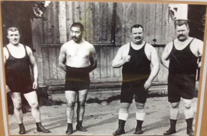 Иван Поддубный (1й справа) в Москве в 1913