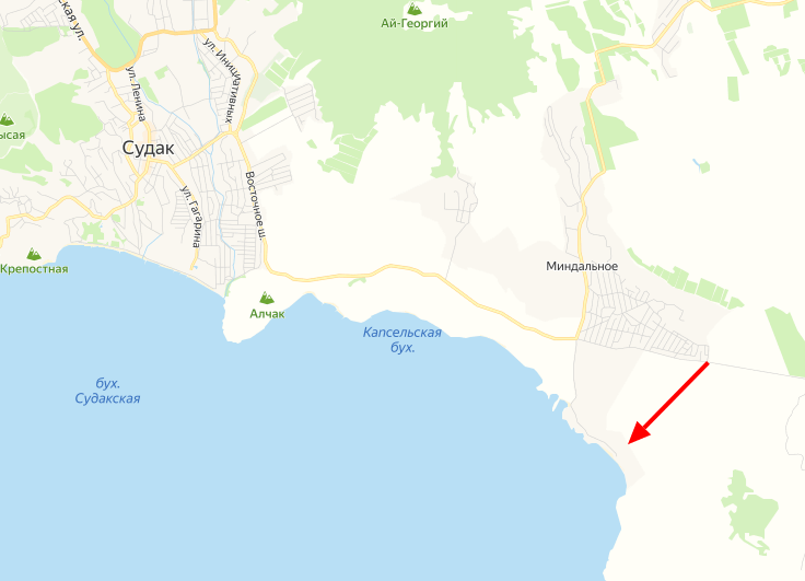 Красная стрелка указывает на пляж Меганом. Листайте вправо