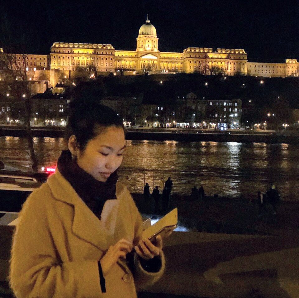 Здесь я еще со старым телефоном. Конец 2019, Будапешт. Мой телефон 2016 года выпуска. Фоткала подруга. На мою камеру фотографии в темное время суток получались не очень.