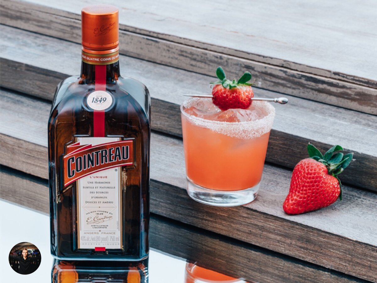 В 1875 году был создан оригинальный рецепт идеально прозрачного ликера из померанцев под названием "Cointreau".
Сначала напиток получил название "Триппл Сек", а затем был переименован в "Куантро".
