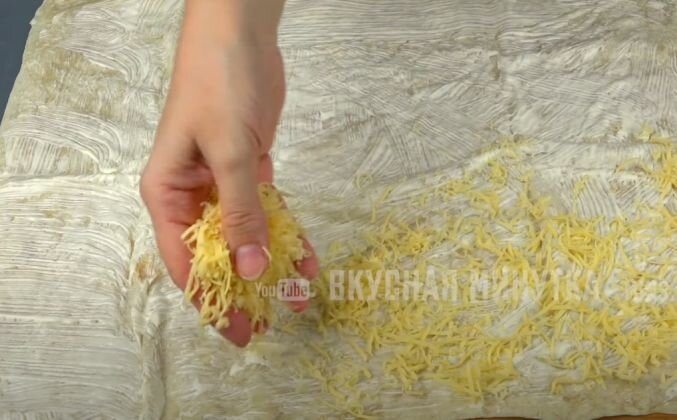 1.  Лаваш разворачиваю, смазываю майонезом.Теперь сыр. Снова лаваш, майонез , морковь по-корейски. Ещё лаваш, ещё майонез и зелень (побольше).